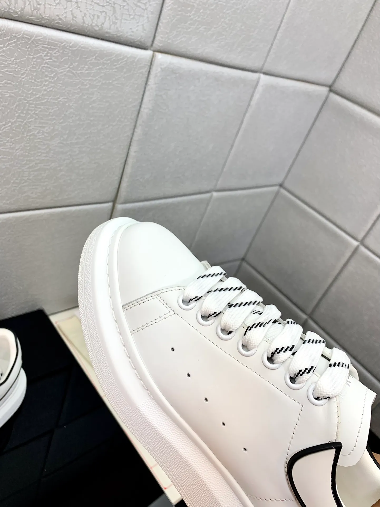 👟👟Ex-factory price 480👟👟 Women's Shoes Women's Clothing Women's Shoes Factory Women's Shoes Women's Clothes The latest McQueen white shoes original 1⃣: 1⃣ perfect reproduction ☑ Delivery of the latest counter full set of packaging 🎁Full range of colors and styles constantly updated🥳🥳 🔺Fabric: Customized original matte silk cowhide 🔺Inner lining: imported water-dyed sheepskin lining/original customized soft cowhide pad 🔺Feet: super clear high temperature air pressure logo➕soft latex pad 🔺Outsole: rubber T👟👟Ex-factory price U vacuum bottom/I👟👟Ex-factory price original foam bottom, thick bottom about 4cm
